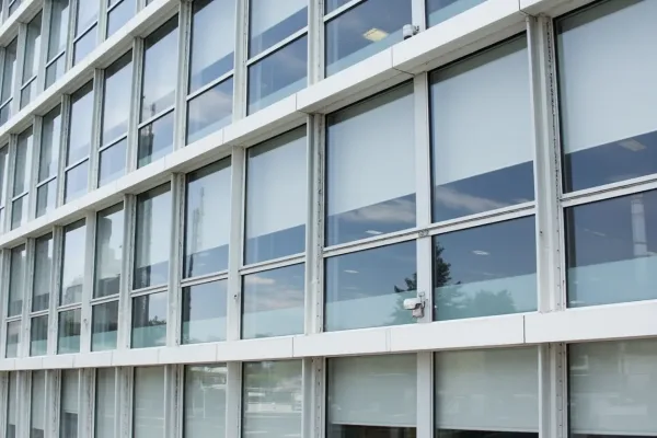 Bürogebäude - Insektenschutz Lösung